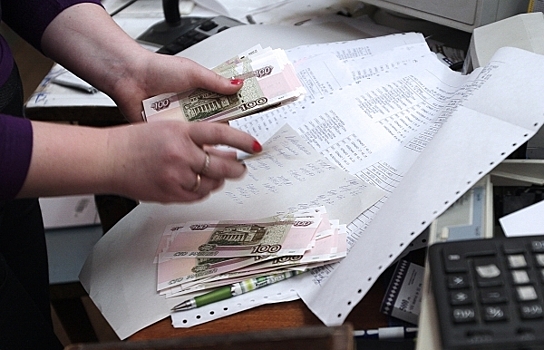 Появилась видеозапись кражи денег кассиром банка в Красноярском крае