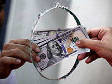Хранящим сбережения в долларах предсказали проблемы