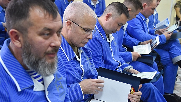 Участники СВО получили госнаграды и воинские звания в госпитале имени Вишневского