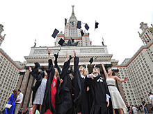 Выпускникам-отличникам МГУ вручили дипломы