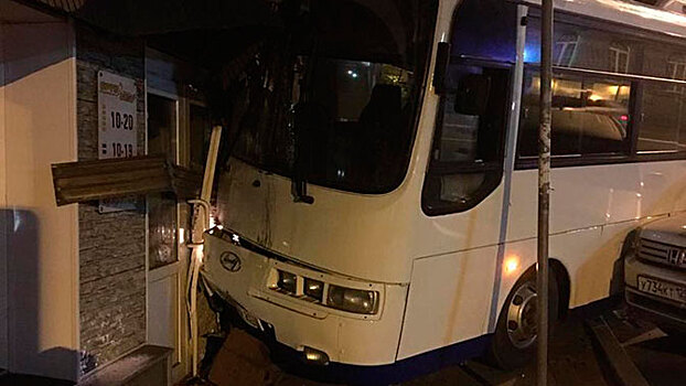 Автобус на полном ходу врезался в жилой дом во Владивостоке