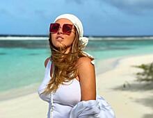 «Шикарные ноги!»: Ирина Дубцова в золотом монокини обнажила округлые бедра на пляже