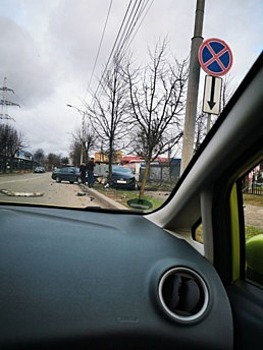 У  Фридрихсбургских ворот Hyundai  врезался в дерево после столкновения с BMW (фото)