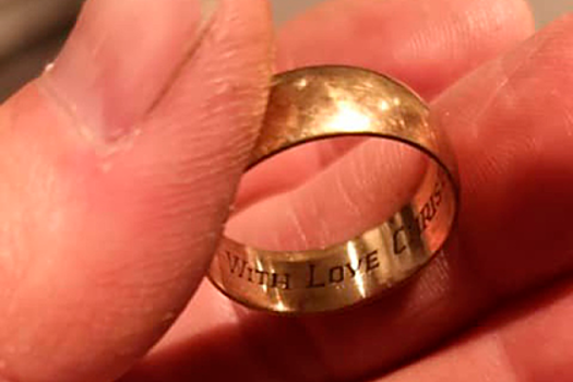 Пролежавшее в земле 20 лет обручальное кольцо вернулось к владельцам