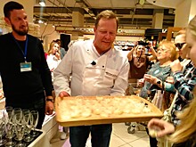 Телеведущий Джон Уоррен приготовил в новосибирском магазине сыр и хачапури