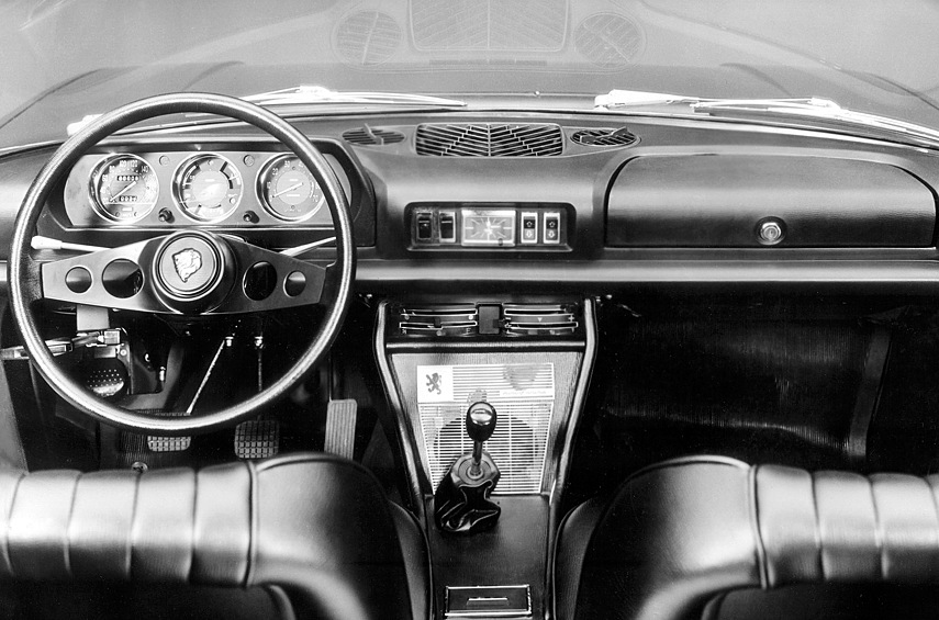 Поначалу 504 Coupe не впечатлял темпераментом: мотор «один и восемь» мощностью 80 л.с. — вовсе не то, что ожидаешь от стильного купе. Поэтому в 1970-м, спустя год после дебюта в машину установили новый двухлитровый двигатель (97 или 105 л.с.), а в 1974 году наконец-то появился 138-сильный V6 объемом 2,7 литра.