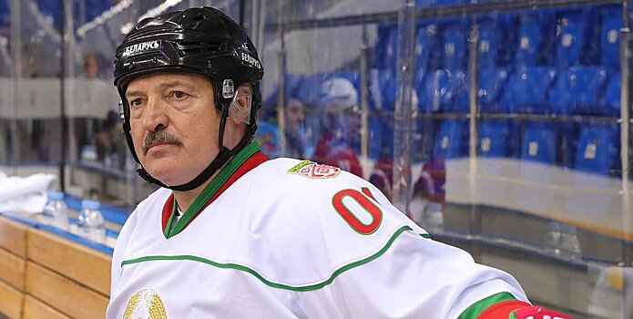 Хоккейная команда Лукашенко приняла участие в благоустройстве мемориального комплекса «Хатынь»