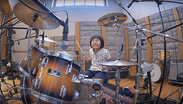 8-летняя девочка из Японии отжигает на барабанной установке. Даже Роберт Плант впечатлен