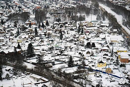 Дачникам назвали способы задержать снег на участке