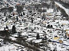 Дачникам назвали способы задержать снег на участке