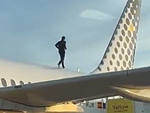 Пассажир забрался на крышу самолета и задержал рейс