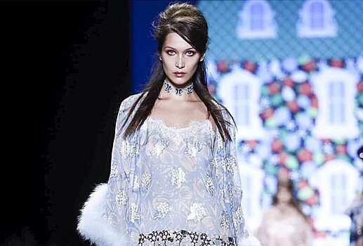 Падение и взлет: Белла Хадид стала звездой показа Anna Sui после конфуза на подиуме