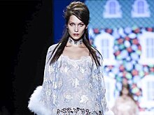 Падение и взлет: Белла Хадид стала звездой показа Anna Sui после конфуза на подиуме