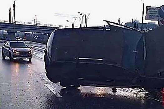 Пожилой водитель насадил автомобиль на ограждение в Москве и попал на видео