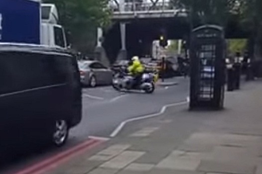 Мотоциклист королевского эскорта упал во время сопровождения кортежа в Лондоне