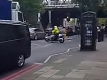 Мотоциклист королевского эскорта упал во время сопровождения кортежа в Лондоне