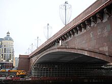 Мужчина грозит спрыгнуть с Большого Москворецкого моста