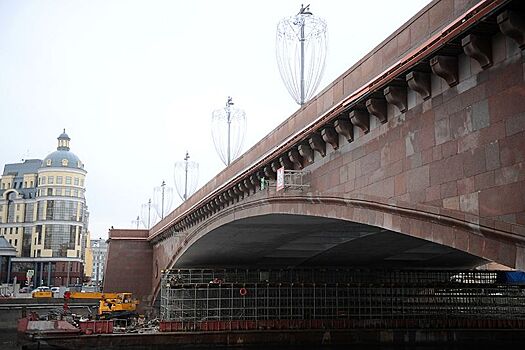 Мужчина грозит спрыгнуть с Большого Москворецкого моста