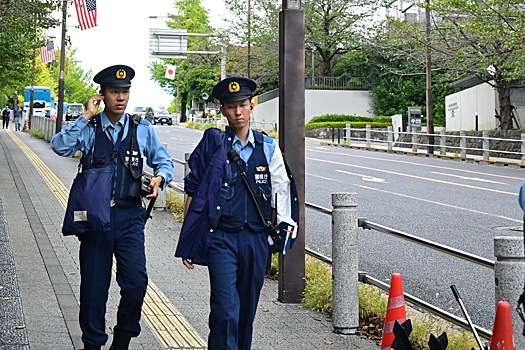 Полицейский делал снимки под юбками школьниц необычным способом