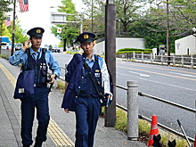 Полицейский делал снимки под юбками школьниц необычным способом