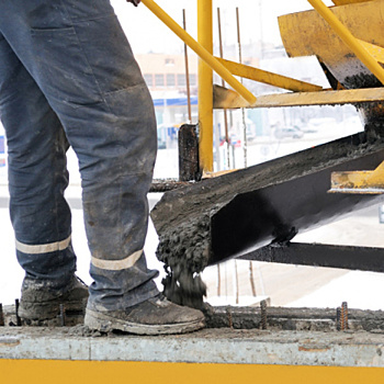 Заливал фундамент зимой и грел бетон навозом. Дешевле и проще не бывает!