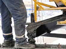 Заливал фундамент зимой и грел бетон навозом. Дешевле и проще не бывает!