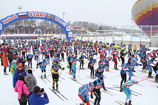 Крюков победил в масс-старте на 25 км в рамках Дёминского лыжного марафона