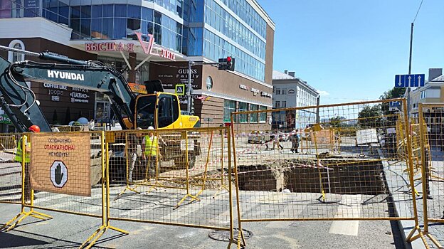 На пересечении улиц Кураева и Московской разрыли дорогу