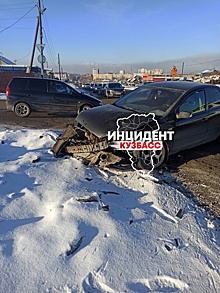 Премиальная иномарка попала в Кемерове в тройное ДТП