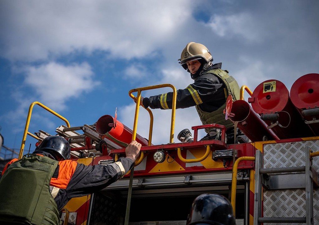 На Украине массово жгут машины военных