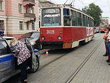 Женщина и ребенок попали под трамвай №14