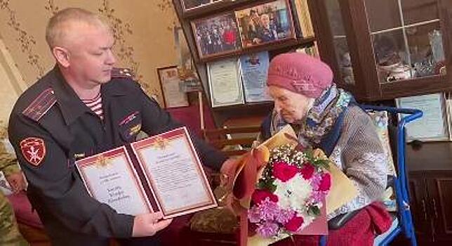 Росгвардейцы в Иркутской области поздравили ветерана Великой Отечественной войны со 100-летним юбилеем