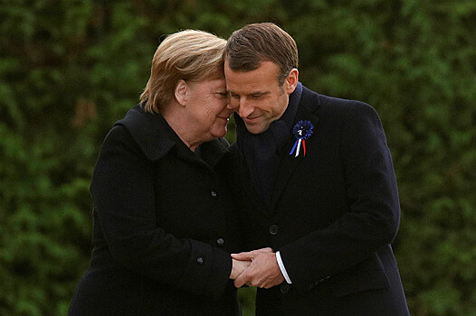 Меркель приняли за жену Макрона