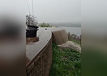 Вода переливалась через бордюр: набережную Федоровского затопило в Нижнем Новгороде (ВИДЕО)