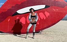 64-летняя Ирина Хакамада продемонстрировала завидный пресс и стройные ноги на фестивале Burning Man