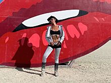 64-летняя Ирина Хакамада продемонстрировала завидный пресс и стройные ноги на фестивале Burning Man