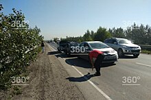 Автоледи собрала «паровозик» на Северном шоссе Красноярска