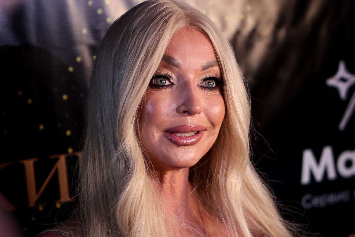 Анастасия Волочкова помолилась в церкви в день 20-летия дочери