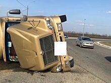 «Подрезанный» грузовик упал и рассыпал стройматериалы на Ставрополье