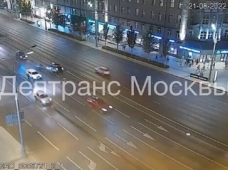 Движение ограничено на внутренней стороне МКАД у улицы Николая Старостина из-за столкновения пяти машин