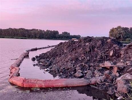 В Самаре при утилизации старого судна произошел разлив нефтепродуктов