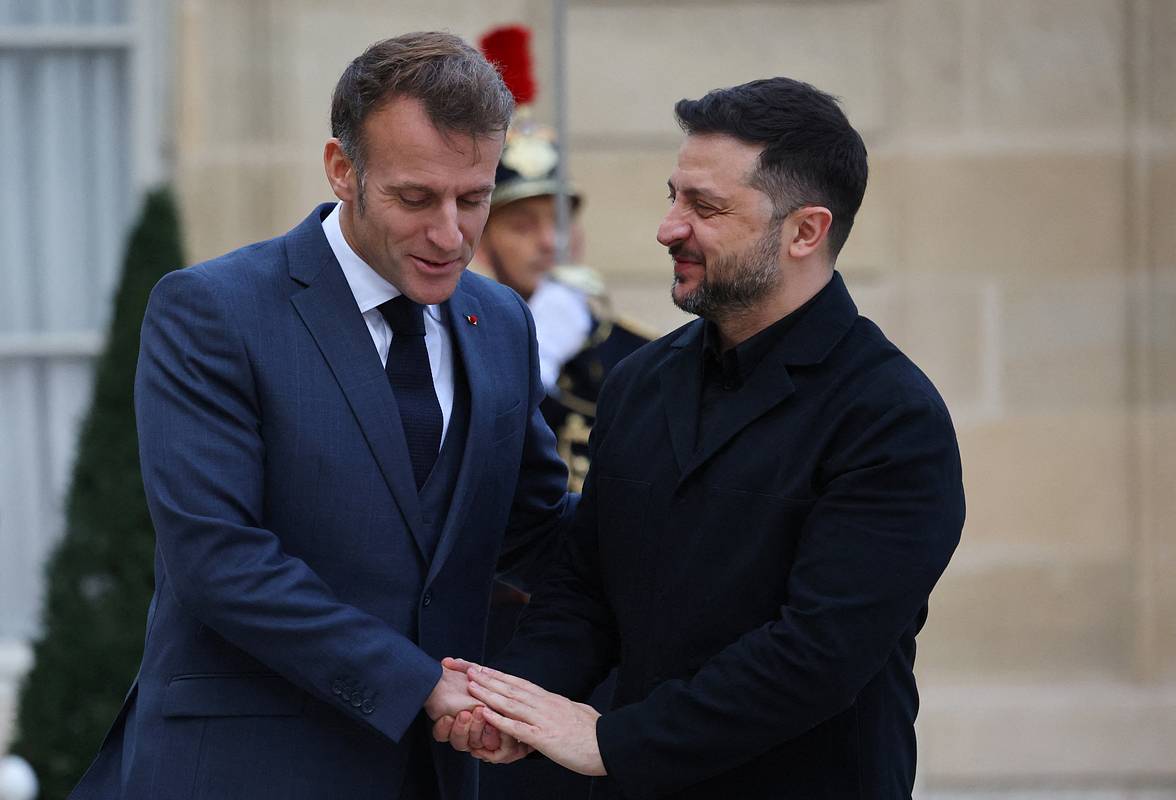 Во Франции потребовали отставки Макрона после его обещания Зеленскому