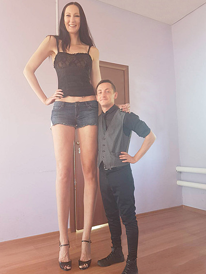 Два метра роста в сочетании с высокой шпилькой сделают многих мужчин очень "компактными".
