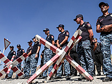 Против собравшихся у здания мэрии Гюмри полиция начала применять силу