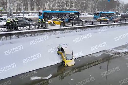 Такси рухнуло в Москву-реку и попало на видео