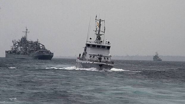 Корабль ВС России открыл предупредительный огонь по сухогрузу в Черном море