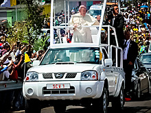 Папа Римский пересел на Nissan