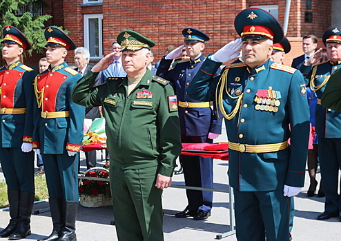 В Новосибирске в честь 55-й годовщины со дня образования НВВКУ состоялось открытие монумента