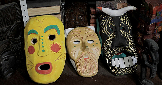 Российская семья коллекционирует антикварные маски и скульптуры из Африки, Индии и Бразилии