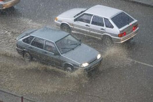 Как проезжать на автомобиле глубокие лужи?